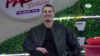 “Hidhe vallen lulja ime...”/ Brikena qëndron e ulur në divan, Mateo këndon nga oborri