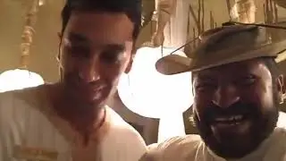 رجل البرية يتحدث باللهجة المغربية ويتناول الطعام المغربي يا الهي