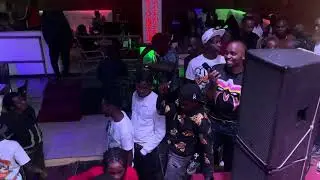 Alex Kasau Katombi (NZUVIE) Live Performance on Stage With Mad Vibes(si syani vedio yodhe)