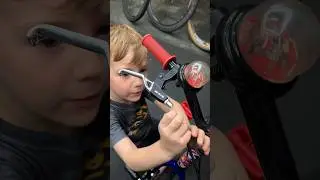 O Lucas trocou os Manetes da Bike dele sozinho!!!
