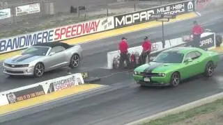 Dodge Challenger SRT8 392 vs Camaro SS