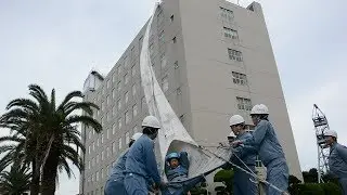 バンジーさながらのスリル？　８階建ての屋上から滑降　国内最長級の「救助袋」訓練　山口県宇部市