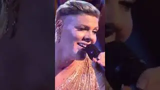 A touching tribute to Olivia Newton- John from Pink at the AmericanMusicAward22