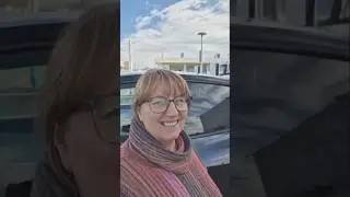 Миссис П. садится за руль: впервые заряжает Tesla!
