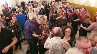 Sentymentalny walczyk na zabawie w remizie we Wrzosie,Piotrek Bińkowski w swoim żywiole.