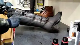 Dyeing and polishing boots