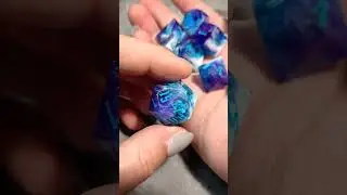 Прекрасные дайсы 🌌 в лапках у коалы #craft #dice #dicecraft #творчество #gemstone #resinart #нри