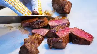 お手製のかまどで作る、鹿ステーキ・カエルの丸焼き