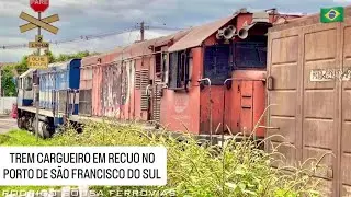 Trem cargueiro em recuo no Porto de São Francisco do Sul em Santa Catarina 