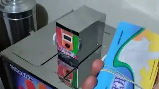 mini fábrica de picolé preparando a makina  para produzir picolé