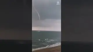 Una manga marina recorre la costa del Mareny Blau en Sueca