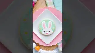 How to decorate a bunny with royal icing on a round cookie for Easter #cookiedecorating #easter