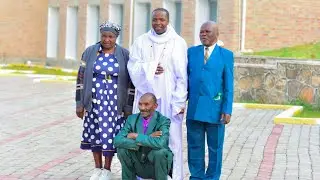 Abate Pambo Awasimamisha Wazazi Wake Kanisani, Waamini Washangilia kwa Furaha, Awatania, Niko Kazini