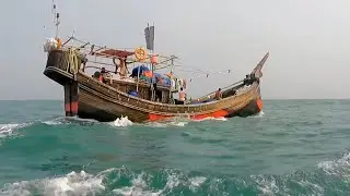 বঙ্গোপসাগরে ট্রলারে জেলেদের মাছধরা
