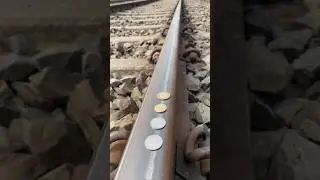 😲🚆 &iexcl;Monedas en las v&iacute;as del tren! El final es impactante 🪙🔥#shorts #shortvideo