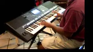 Kris Nicholson Show Off his New YAMAHA PSR S950 Video1