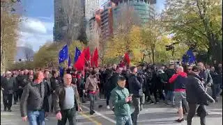 Momenti kur Sali Berisha goditet me grusht n&euml; fytyr&euml;