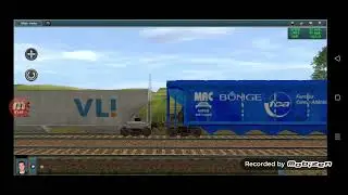 Trem graneleiro da Vli passando 