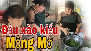 Mộng Mơ makes stir-fried beans.