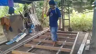 Pembuatan kontainer sampah.