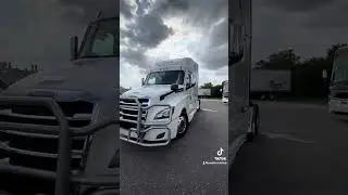 2022 Freightliner Cascadia Sleeper