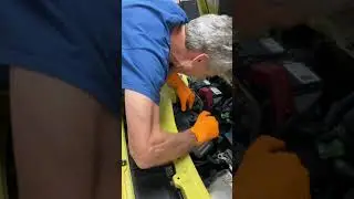 MR2 Spyder, How to access the SMT Reservoir