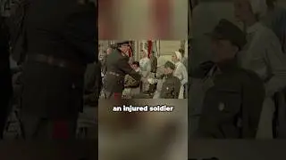 Немецкий генерал делает вид, что пожимает руку раненому солдату, но обнаруживает, что у него нет ...