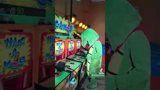 Lucky the Snake mascot DESTROYS Whack-A-Mole game!!! #TheLuckySnake #AtlanticCity #ShowboatHotel