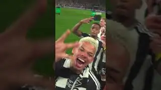 Giving Newcastle's players a selfie stick after their Carabao Cup win! 🤳🏆