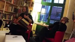 Stephan Groth (Faun) erkl&auml;rte die Drehleier