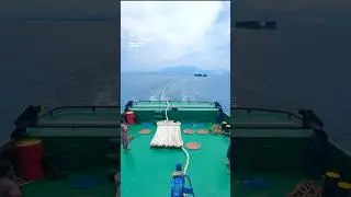 The barge uses the tugboat's engine to travel 🤯 #boats #sea #vehicles