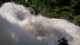 George Dam Floods | 20 FOOT SWELLS!