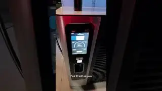 D&eacute;mo de la borne de recharge rapide FLO Ultra d&eacute;livrant plus de 300 kW