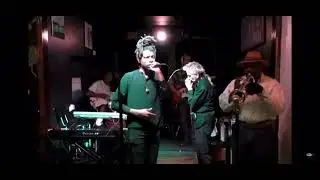Amor de lejos, Amor de pendejos