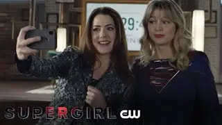 Supergirl (5&times;14) - Andr&eacute;a Rojas tira selfie com Supergirl