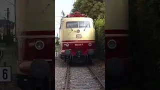 BR 103 113 neben Bahn&uuml;bergang geparkt Konstanz Ausflug Bahnhof IC NostalgieZugReisen #frankenbahn