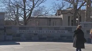 Niagara Falls packed with eclipse travelers