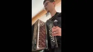 Apreciem como esta concertina toca nas mãos do grande Leonardo Marques.