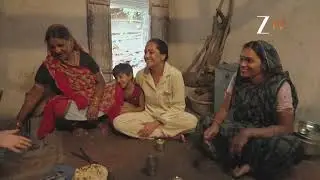 Anita enjoying company while Sumukhi tasting Desi Snacks...Why Dolly Is Sad? | Chhoriyan Chali Gaon