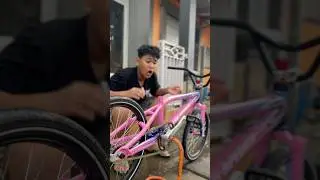 The curly-haired guy was caught looking at Haymin's bike🗿