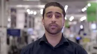 På jobb i Elkjøp: Pedram