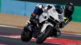 BMW HP2 Sport bourre avec YAM R6 &agrave; Magny Cours