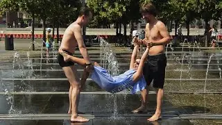 Bathe a girl in the fountain, or funny wet dresses!/Искупать девушку, или веселые мокрые платья !