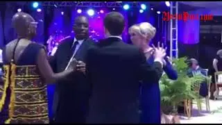 Lors de la soir&eacute;e en l&rsquo;honneur d&rsquo;Emmanuel Macron au palais, Macky Sall danse avec Germaine Acogny.