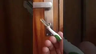 Обязательно запомни эту хитрость! как можно легко достать обломок ключа из замка #shorts