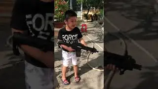 Waomeo c&ugrave;ng thử th&aacute;ch bắn s&uacute;ng AR15 đạn thạch