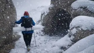 Trapped in a Severe Mountain Blizzard | Taking Shelter Under a Rock, Risk of Freezing to Death!!