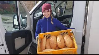 0:06 / 2:46Amelia żadnej pracy się nie boi. Została kierowcą dostawczaka!