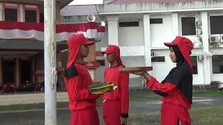 Paskibraka 2022 kabupaten Pasangkayu latihan mengibarkan  bendera di saat hujan.