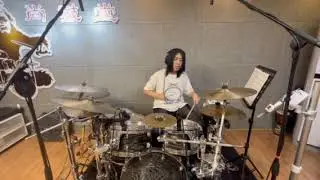 play the drum kit